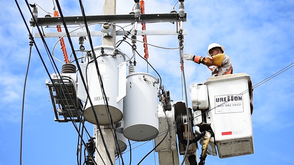 勞保鞋廠家與您聊聊：從事電力行業工作人員穿什么功能的勞保鞋